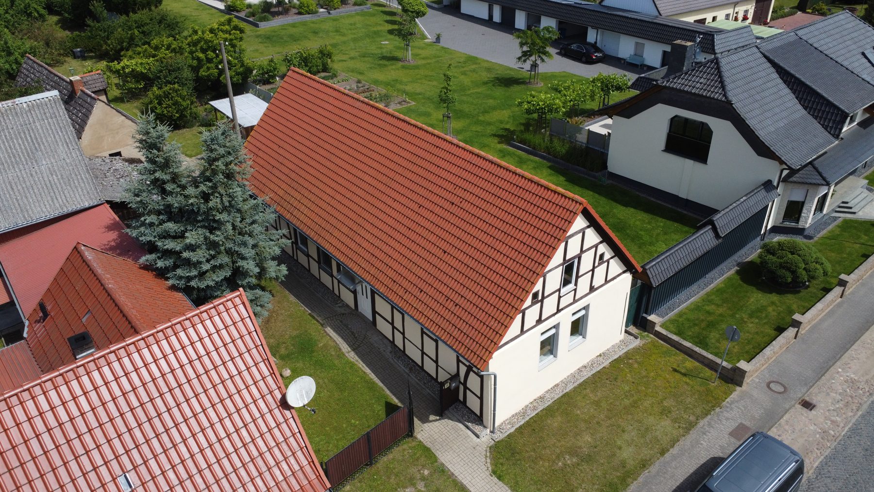 Fachwerkhaus mit großem Obstgarten auf sonnigem Grundstück