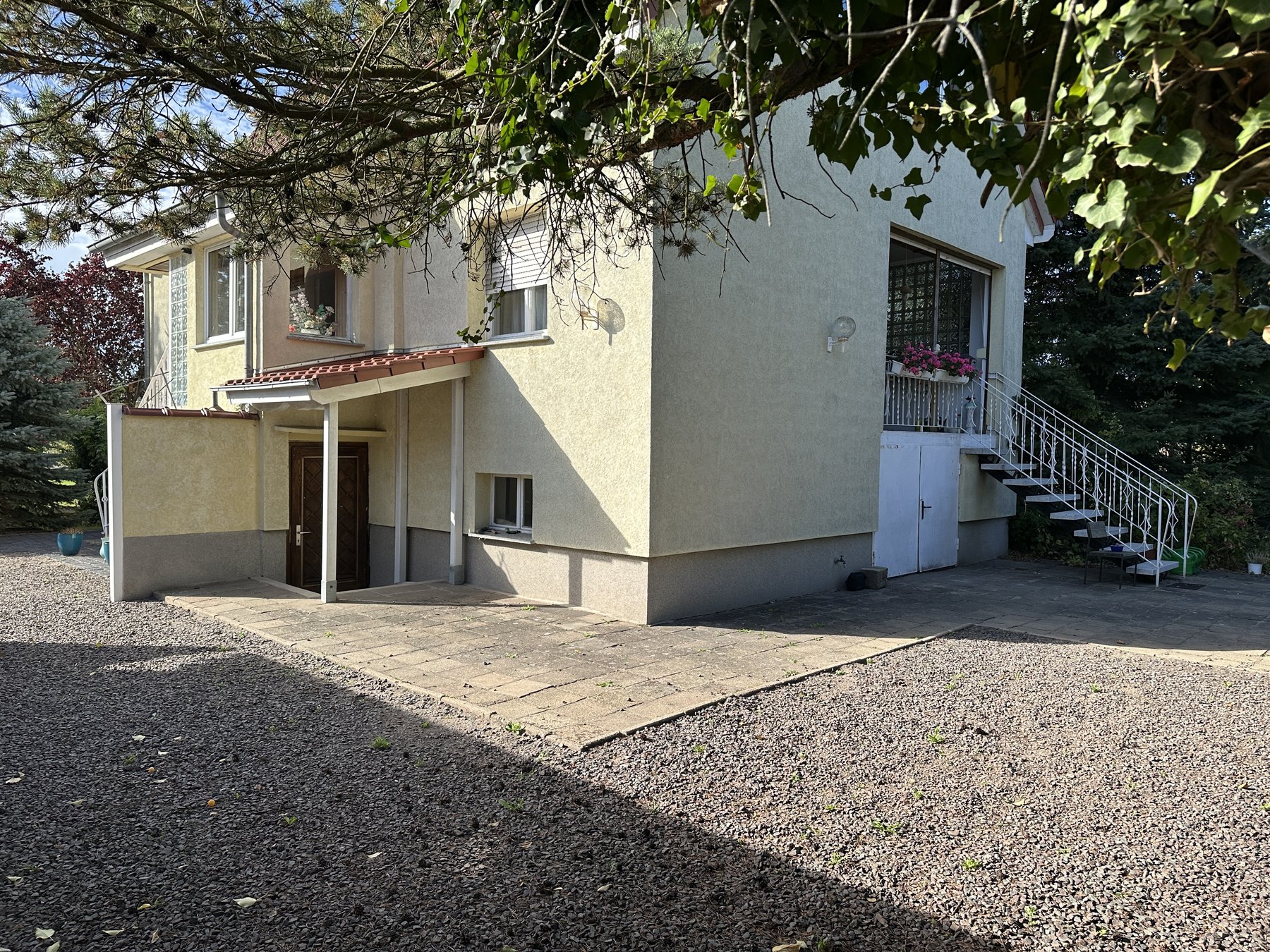 Hausansicht mit Zufahrt