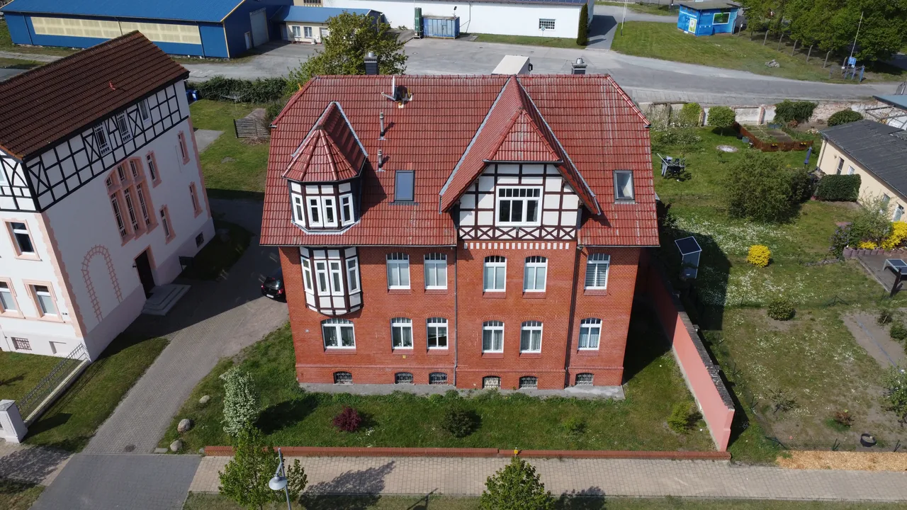 Drohnenvideo: Top saniertes Mehrfamilienhaus mit 8 Wohneinheiten und 10 Stellplätzen in Salzwedel (verkauft)
